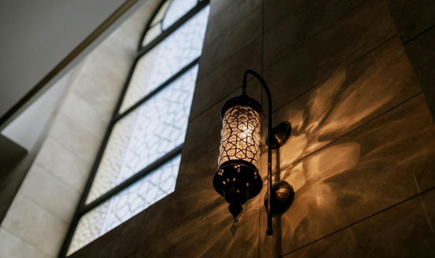 8 lamps to illuminate halls and corridors