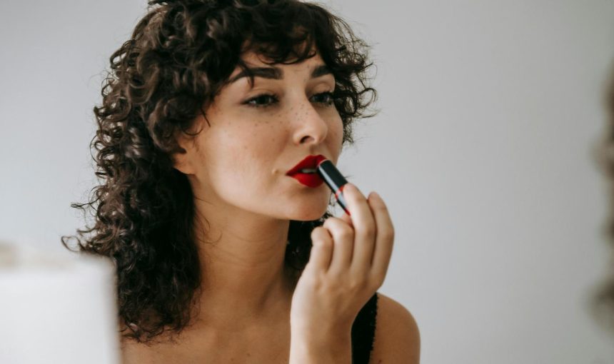 Color, texture: how to choose your lipstick?